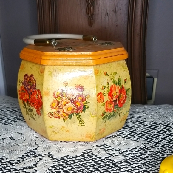 Vintage Gorgeous Handcrafted Wooden Purse with Lucite Handle-Floral - Picture 7 of 9